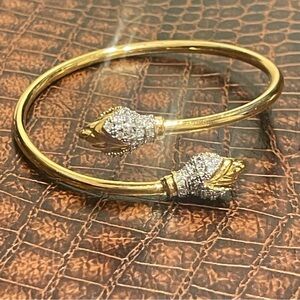 Elegant Gold Tonand Crystal Lotus flowers Women's Bracelet, adjustable to sizes.